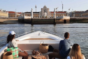 Båttur i solnedgången i Lissabon med lokala snacks och drycker