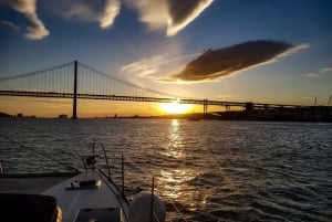 Lisbon: Sunset Catamaran Cruise, Music and Open Bar