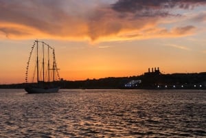 Lisbon: Sunset Catamaran Cruise, Music and Open Bar