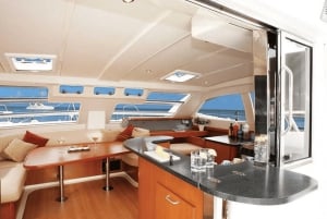 Lissabon: Catamarancruise bij zonsondergang, muziek en open bar