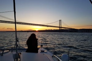 Lissabon: Catamarancruise bij zonsondergang, muziek en open bar