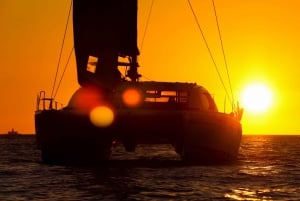 Lissabon: Catamarancruise bij zonsondergang, muziek en open bar