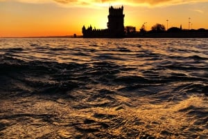 Lissabon: Catamarancruise bij zonsondergang, muziek en open bar