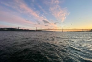 Lissabon: Catamarancruise bij zonsondergang, muziek en open bar