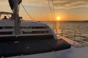 Lissabon: Catamarancruise bij zonsondergang, muziek en open bar