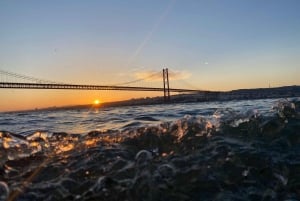 Lissabon: Catamarancruise bij zonsondergang, muziek en open bar