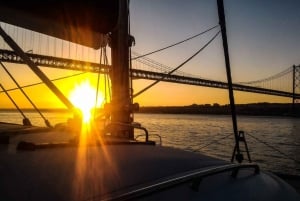Lissabon: Catamarancruise bij zonsondergang, muziek en open bar