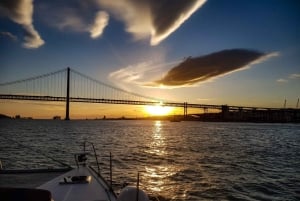 Lissabon: Catamarancruise bij zonsondergang, muziek en open bar