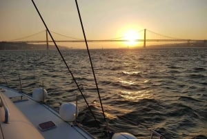 Lissabon: Catamarancruise bij zonsondergang, muziek en open bar