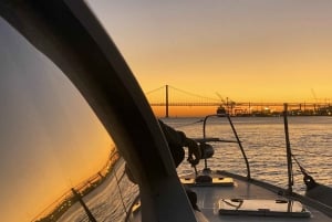 Lissabon: Catamarancruise bij zonsondergang, muziek en open bar