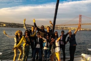 Lissabon: Catamarancruise bij zonsondergang, muziek en open bar