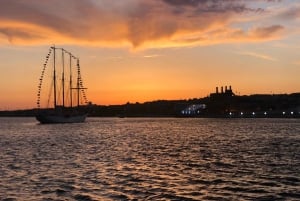 Lissabon: Catamarancruise bij zonsondergang, muziek en open bar