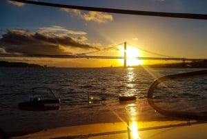 Lissabon: Catamarancruise bij zonsondergang, muziek en open bar