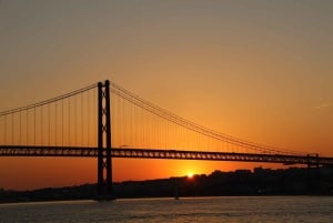 Lissabon: Catamarancruise bij zonsondergang, muziek en open bar