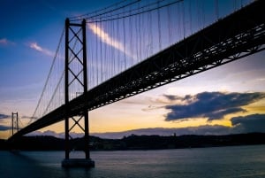 Lissabon: Catamarancruise bij zonsondergang, muziek en open bar