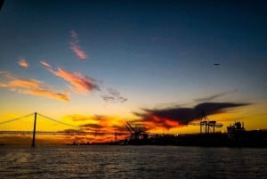 Lissabon: Catamarancruise bij zonsondergang, muziek en open bar