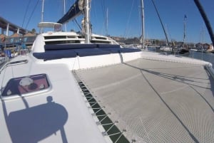 Lissabon: Catamarancruise bij zonsondergang, muziek en open bar