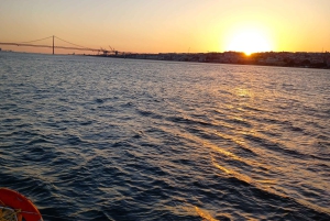 Lisbona: Crociera in catamarano al tramonto con bevande