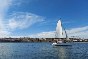 Lisbona: Crociera in catamarano al tramonto con bevande