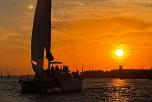 Lisbona: Crociera in catamarano al tramonto con bevande