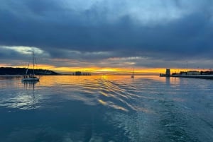 Lisbona: Crociera in catamarano al tramonto con bevande