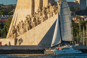 Lisbona: Crociera in catamarano al tramonto con bevande