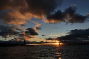 Lisbon: Sunset Catamaran Cruise with Welcome Drink