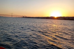 Lisbon: Sunset Catamaran Cruise with Welcome Drink