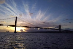 Lisbon: Sunset Catamaran Cruise, Music and Open Bar