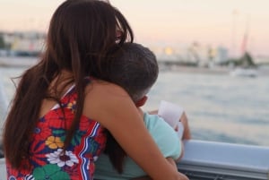 Lissabon: Catamarantour bij zonsondergang met muziek en drankjes