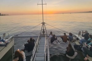 Lissabon: Catamarantour bij zonsondergang met muziek en drankjes