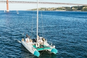 Lisboa: Excursión en Catamarán al Atardecer con Música y Bebida