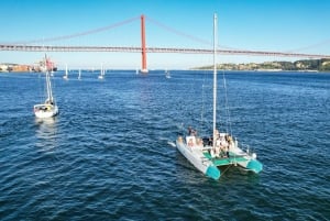 Lisbonne : Excursion en catamaran au coucher du soleil avec musique et boissons