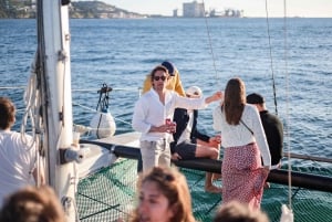 Lisboa: Excursión en Catamarán al Atardecer con Música y Bebida