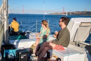 Lisbona: Tour in catamarano al tramonto con musica e bevande