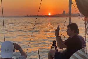 Lisboa: Solnedgangscruise med drinker