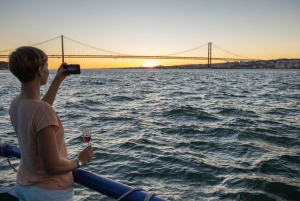 Lisbon: Sunset Cruise with Live DJ and Drinks