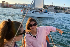 Lissabon: 'Sunset' & 'Day Tours' med båttur, med drink och musik