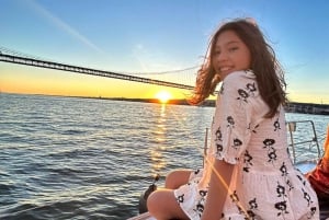 Lissabon: Segling i solnedgång med båtkryssning och vin