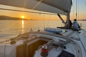 Lissabon: Segling i solnedgång med båtkryssning och vin