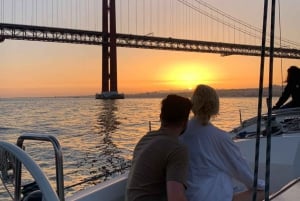 Lissabon: Segling i solnedgång med båtkryssning och vin