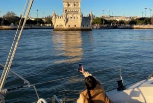 Lissabon: Segling i solnedgång med båtkryssning och vin