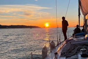 Lissabon: Segling i solnedgång med båtkryssning och vin