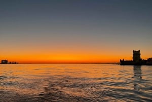 Lissabon: Segling i solnedgång med båtkryssning och vin