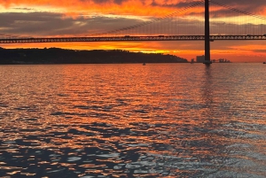 Lisbon: Sunset Sailing Boat Tour with Drinks
