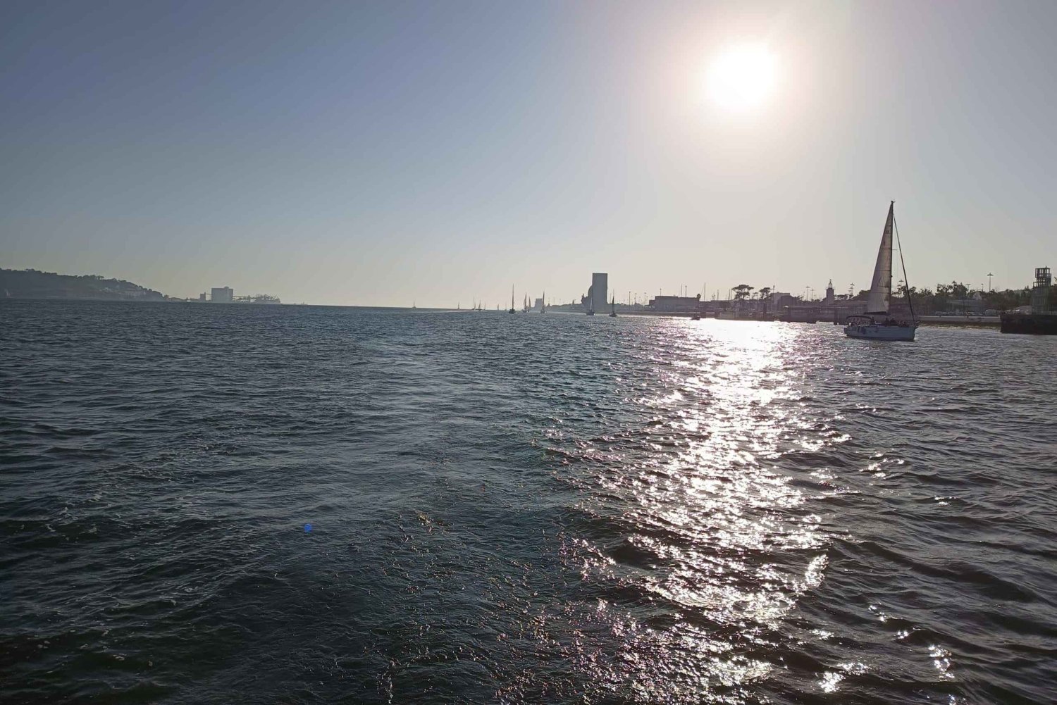 Lisbona: tour in barca a vela al tramonto con vista sulla Torre di Belém
