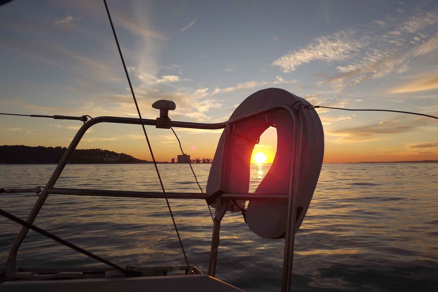 Lissabon: Yachtfahrt auf dem Tejo bei Sonnenuntergang mit Getränk