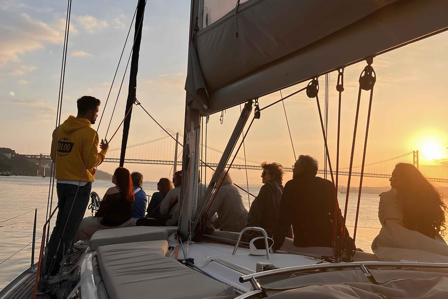 リスボンテージョ川クルーズ、朝、昼、夕暮れ、夜
