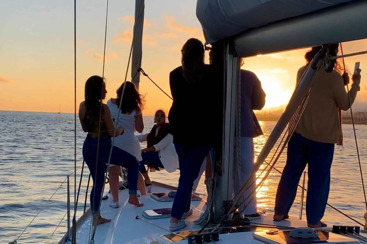 リスボンテージョ川クルーズ、朝、昼、夕暮れ、夜