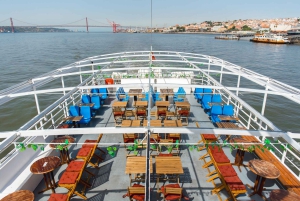Lisboa: Cruzeiro de Ano Novo no Rio Tejo com DJ ao vivo